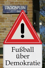 Waarschuwingsbord: Fussball ueber Demokratie